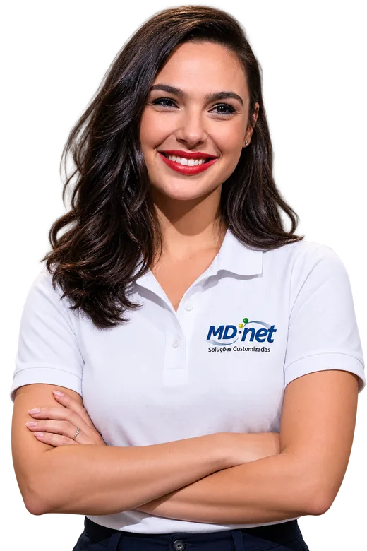 Profissional de atendimento da MDnet, de camisa polo branca com o logo MDnet.